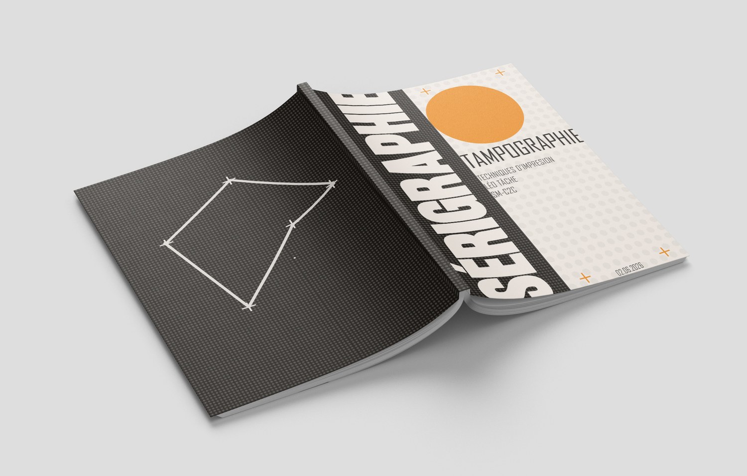 Le cahier ouvert sur le dos de couverture et son motif